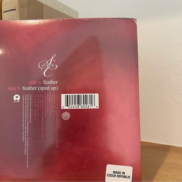 Sabrina Carpenter Feather 7” Single Pink Glitter Vinyl Record NEW - Picture 5 of 6